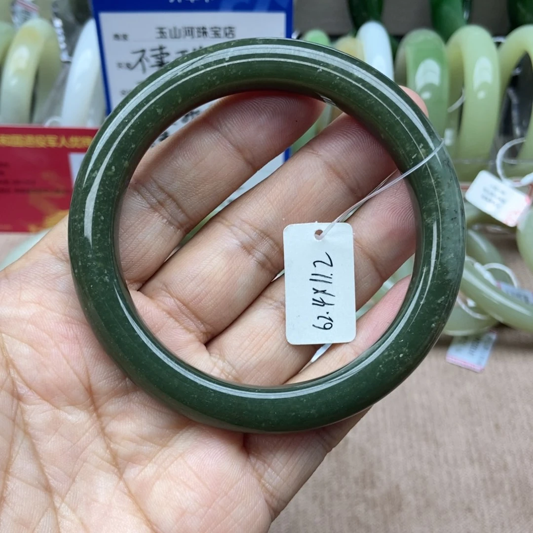 和田玉手镯未镶嵌如***?