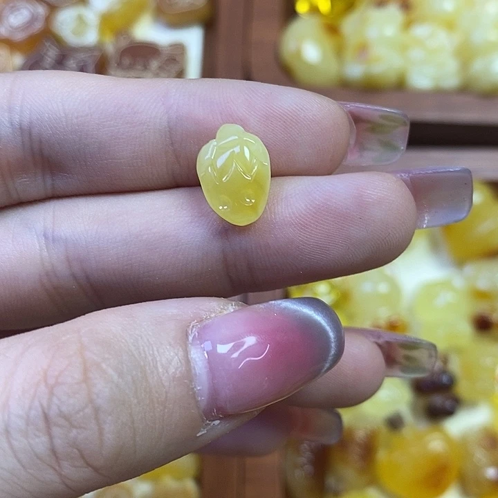 橄榄核吊坠小草莓