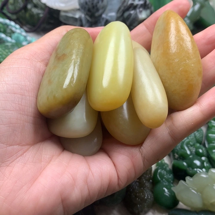晴***…和田玉未镶嵌颈饰