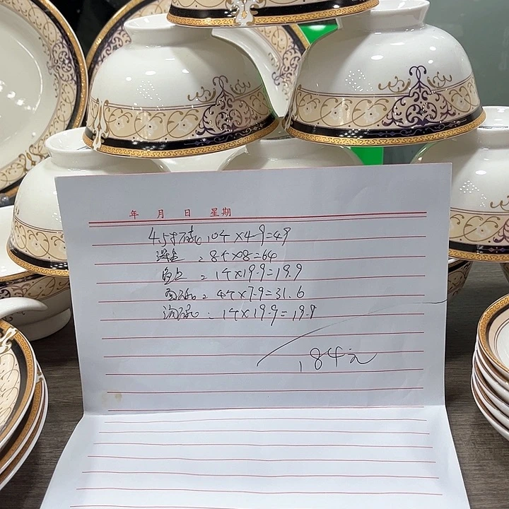 景德镇陶瓷碗盘各式