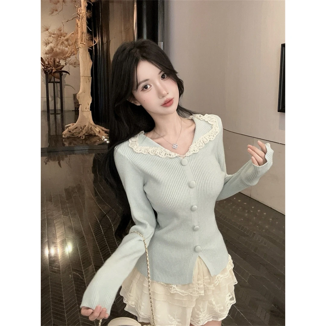 秋冬新款法式复古甜美气质减龄蕾丝拼接翻领单排扣修身针织上衣女