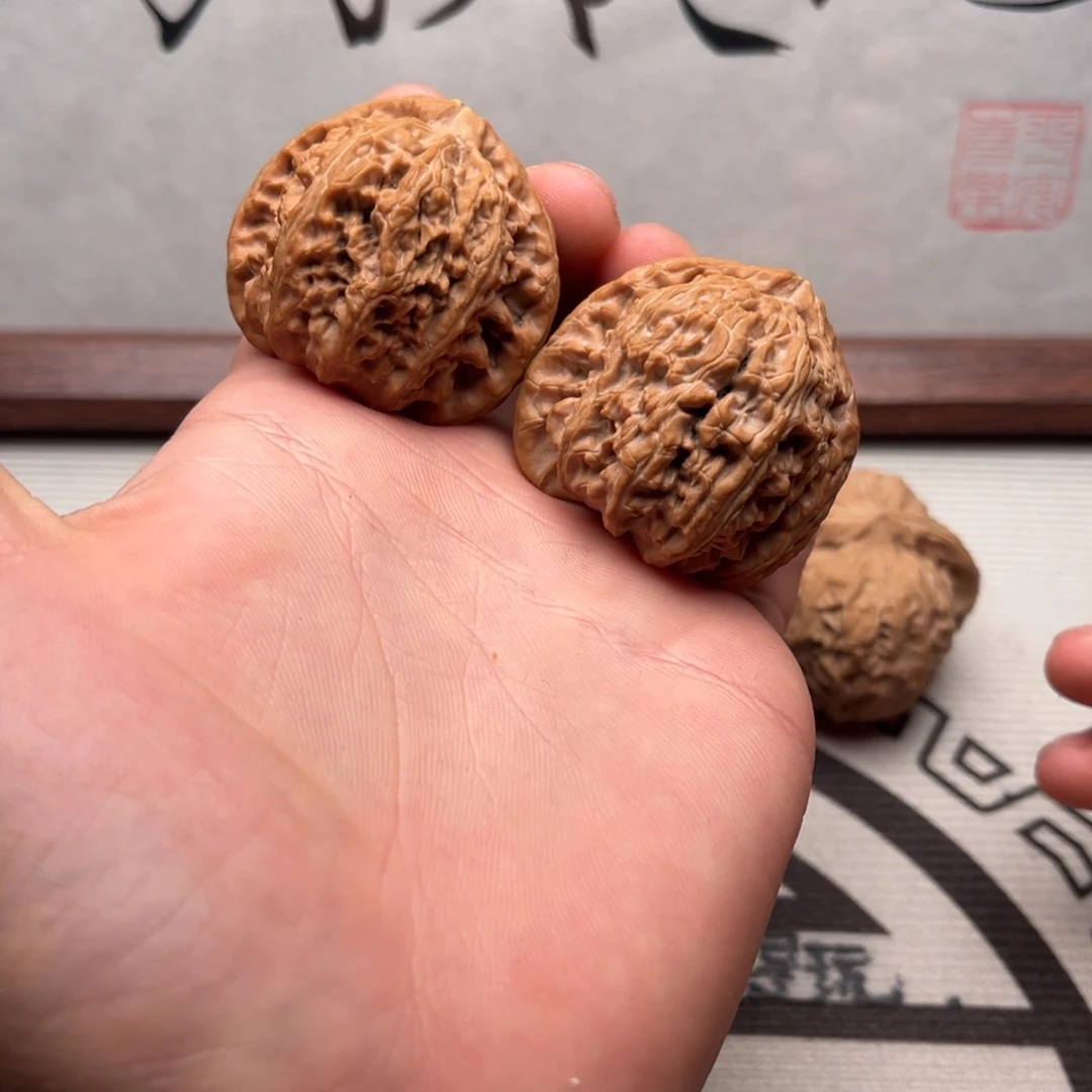 文玩核桃吊坠三角白
