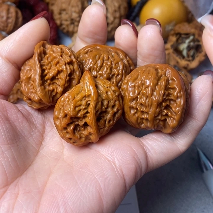 文玩核桃吊坠白狮