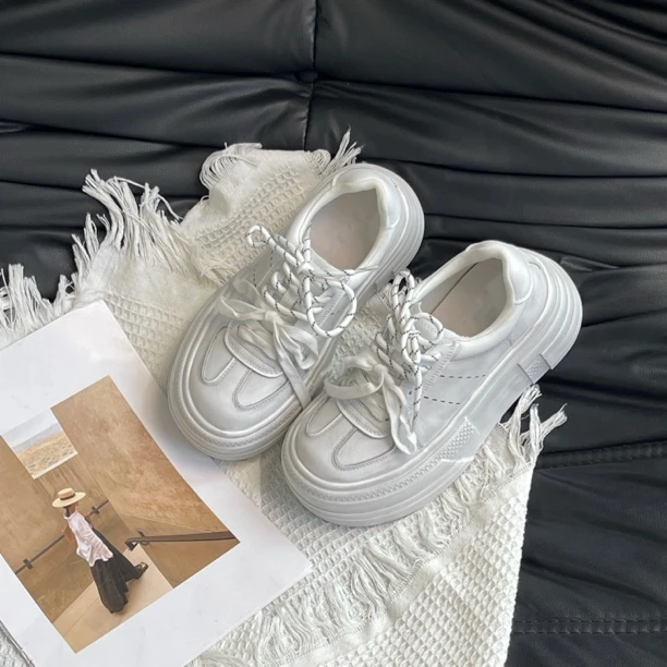 QIAODADA｜25早秋新款欧版厚底圆头擦色百搭小白鞋｜6cm