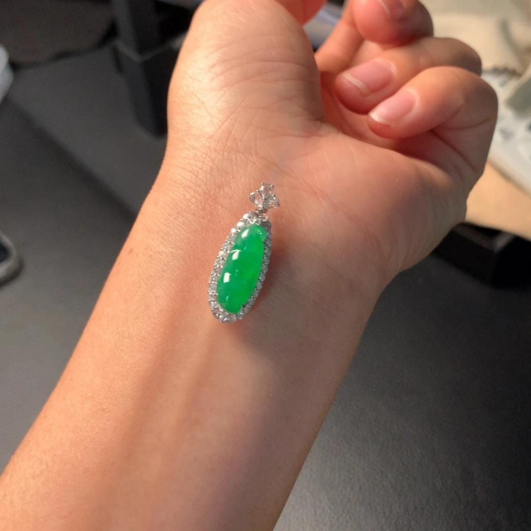 翡翠吊坠(赠链)18K金镶嵌满绿豆子