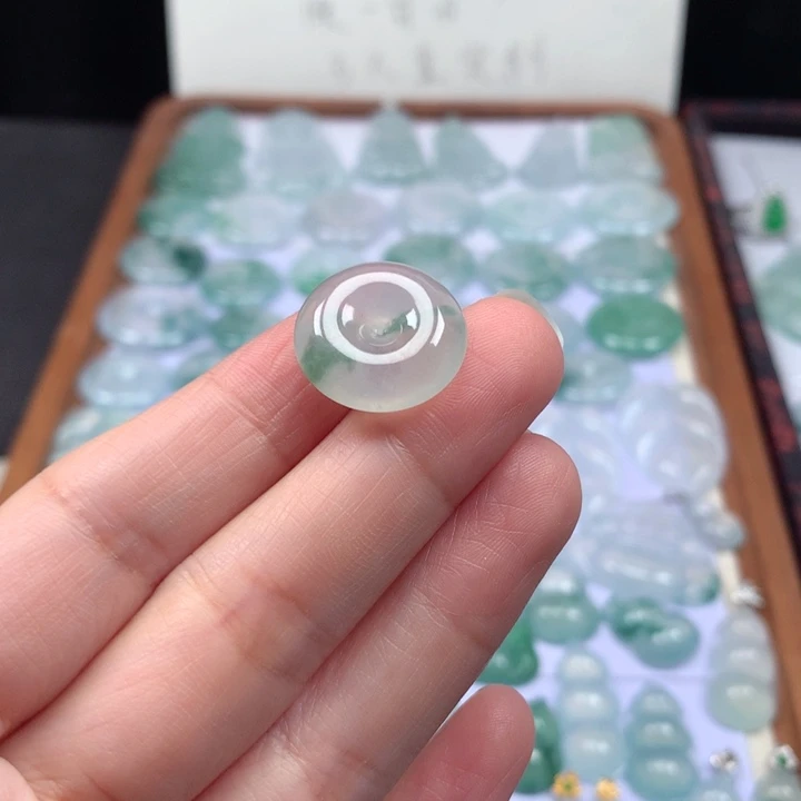 颈饰未镶嵌翡翠冰种飘花肥扣子