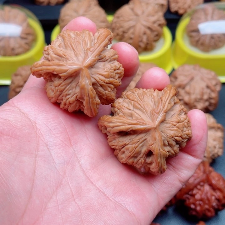 文玩核桃把件麦穗虎头三棱42×42×41