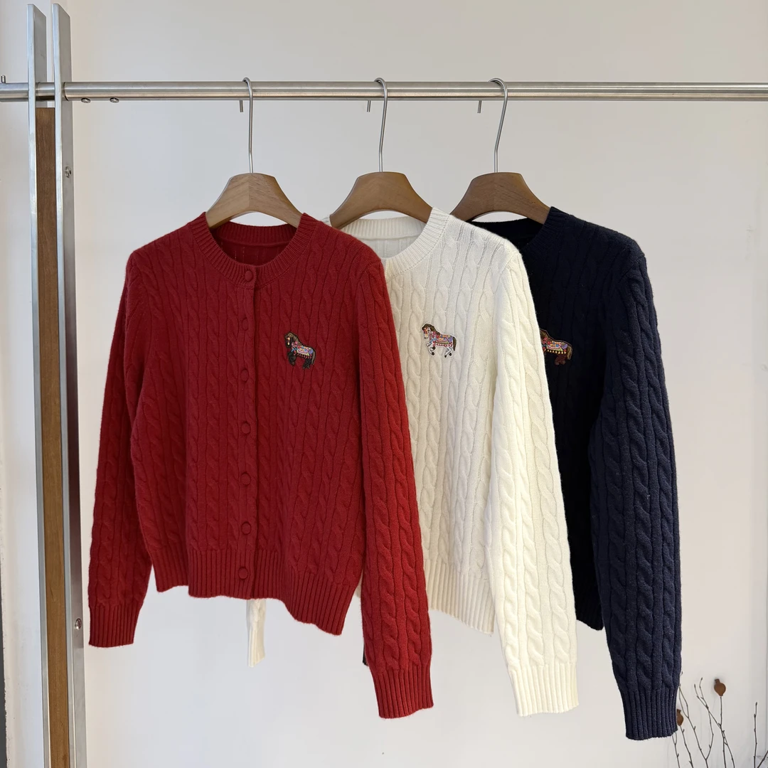 陈邓邓【马年限定系列】100%羊毛新年小马刺绣老钱绞花针织开衫4120