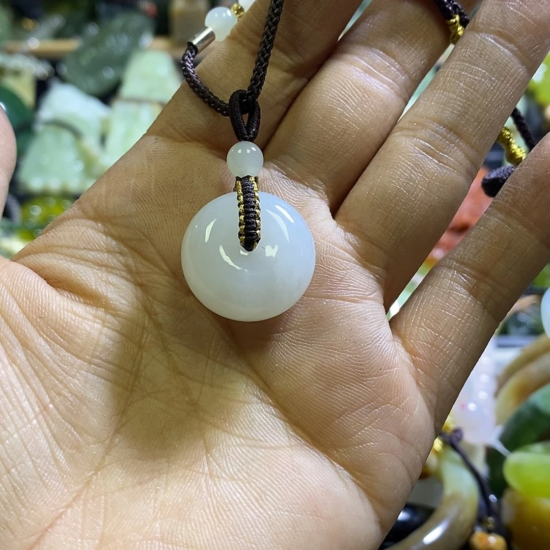 和田玉未镶嵌颈饰一个