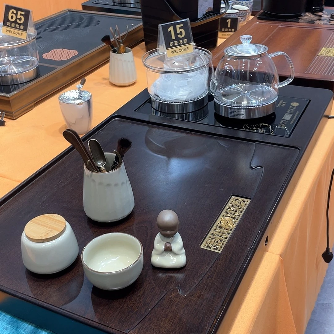 瓷片茶盘的形状也不规则