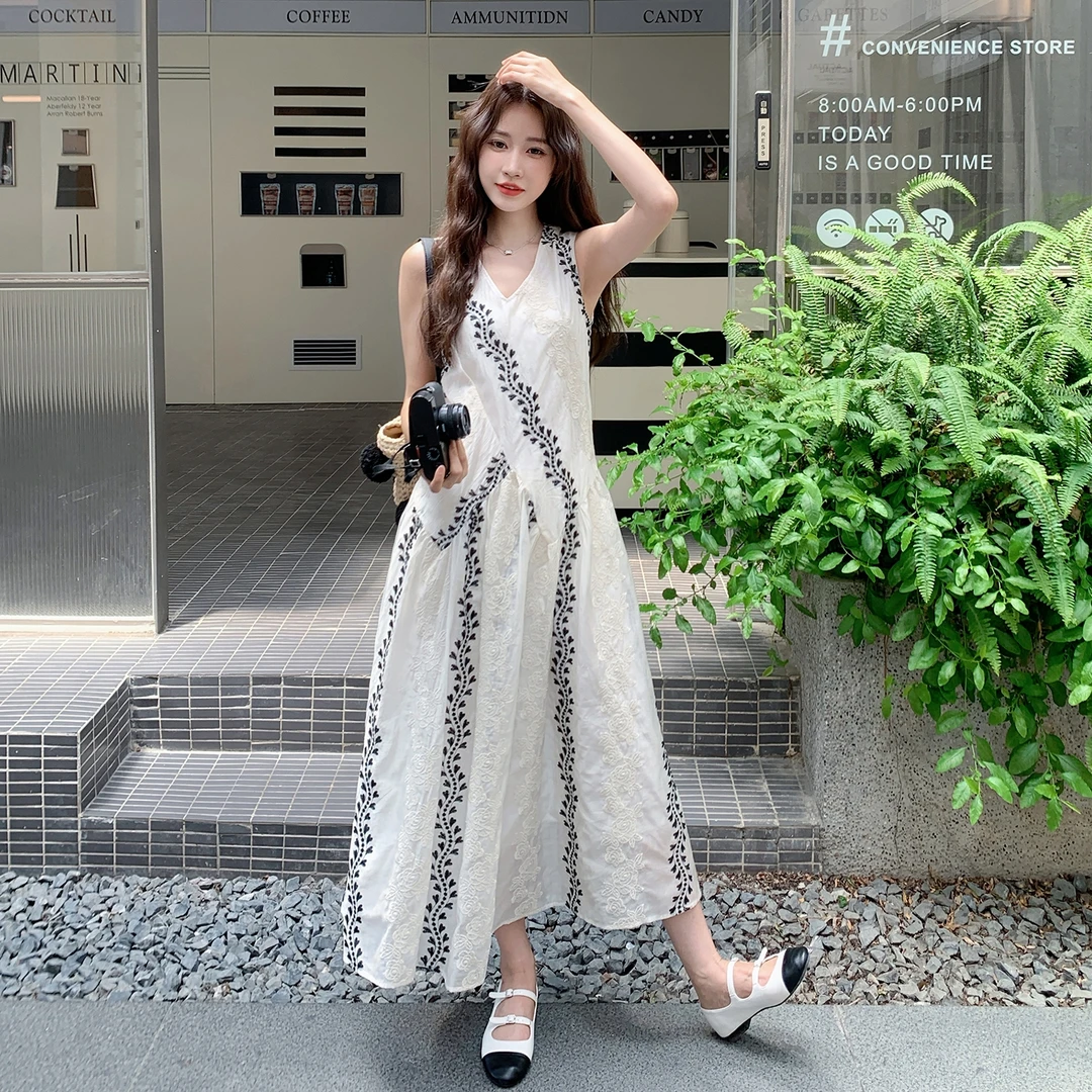 白色无袖提花连衣裙女夏新款设计感度假风宽松休闲气质背心裙