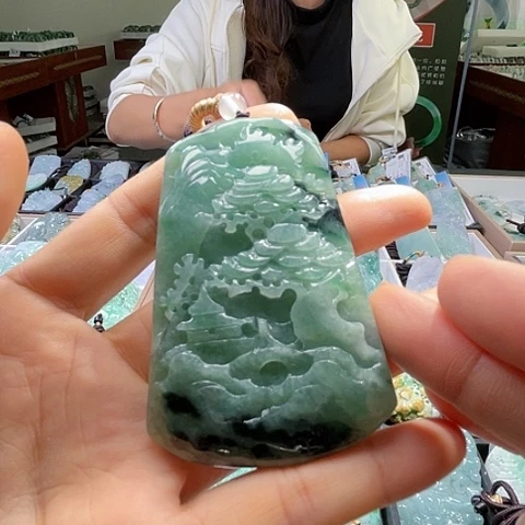 翡翠未镶嵌颈饰一个