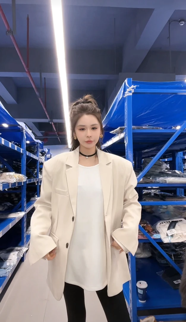 米娜家春款宽松版奶白色西装