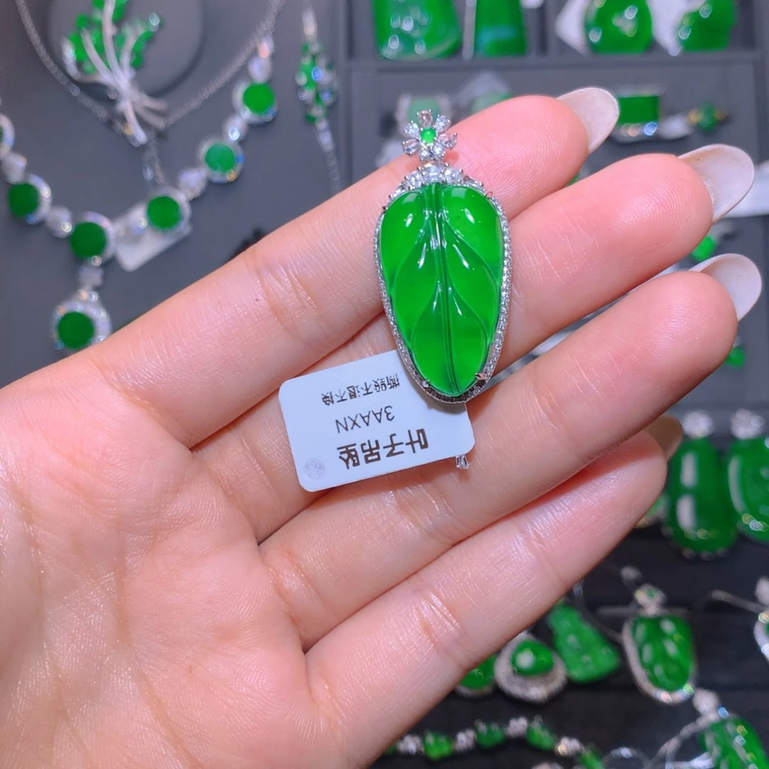 翡翠18K金镶嵌颈饰叶子