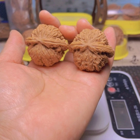 时***转文玩核桃吊坠白狮