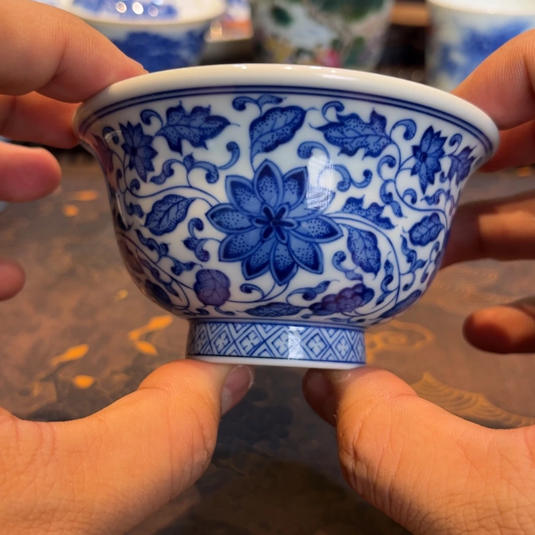 青花缠枝莲内绘点工八宝主人杯