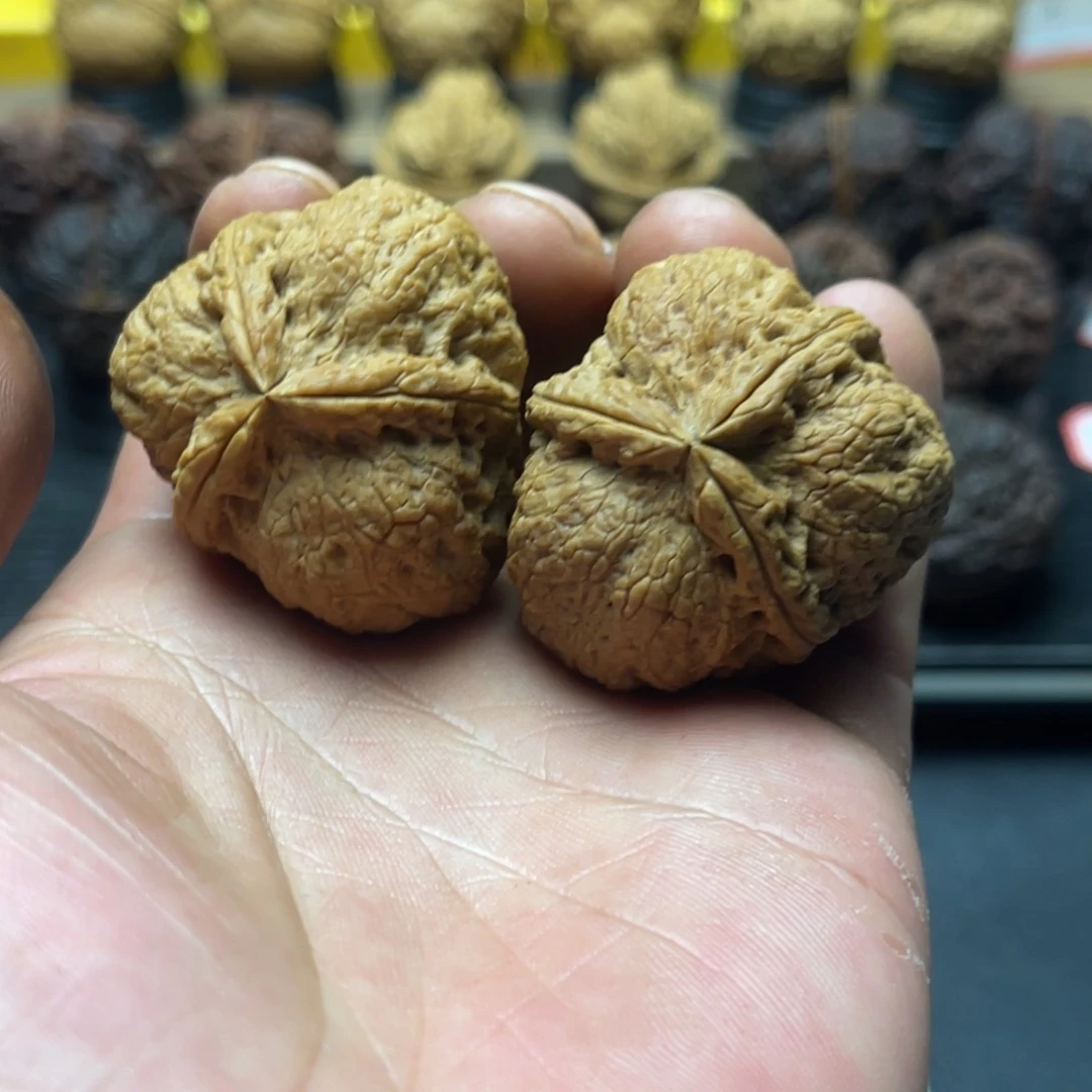 抱***。40mm小石斧三棱 一物一图