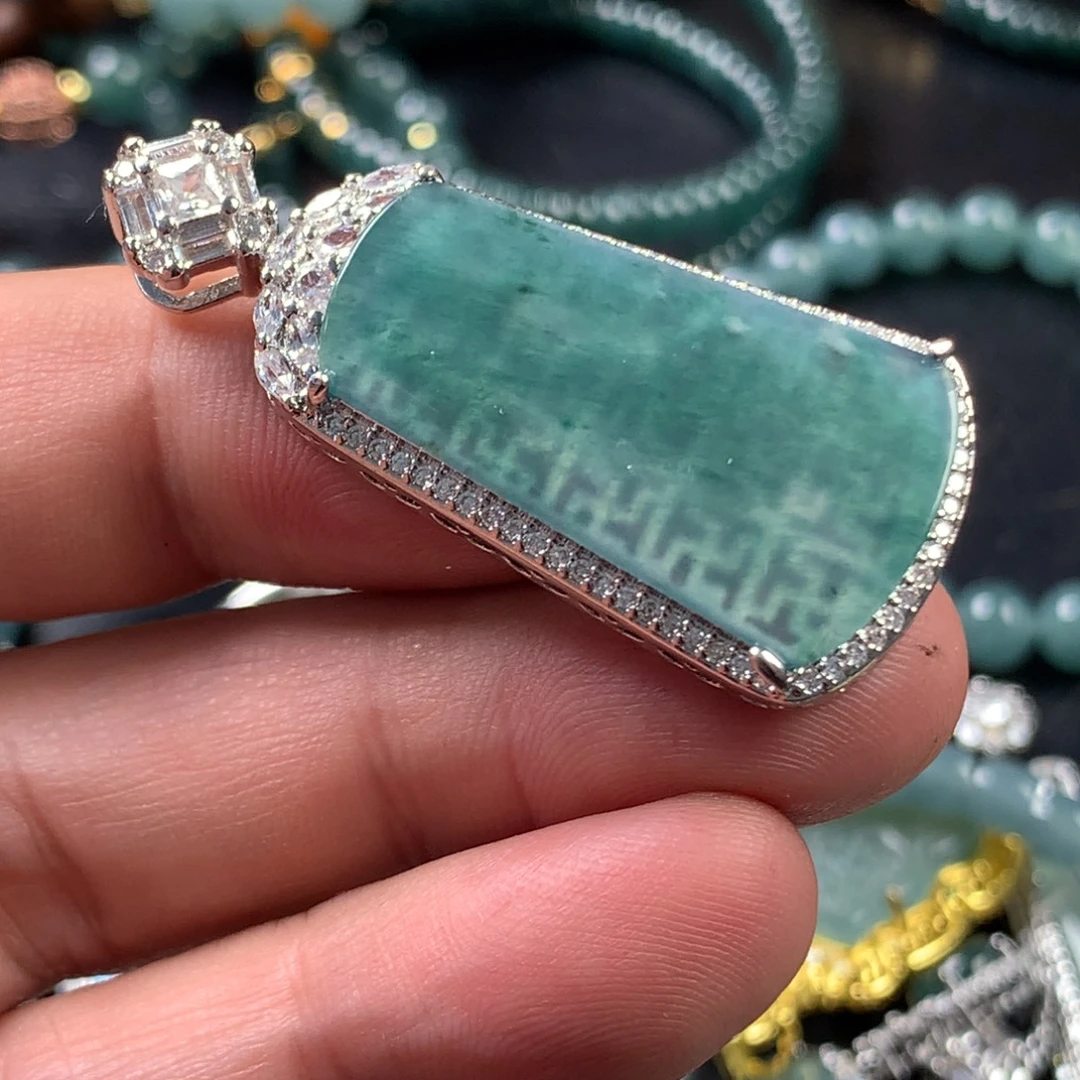 翡翠未镶嵌颈饰飘彩无事牌