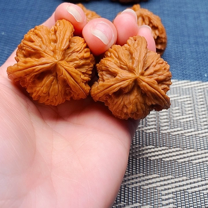 好***人文玩核桃吊坠三棱