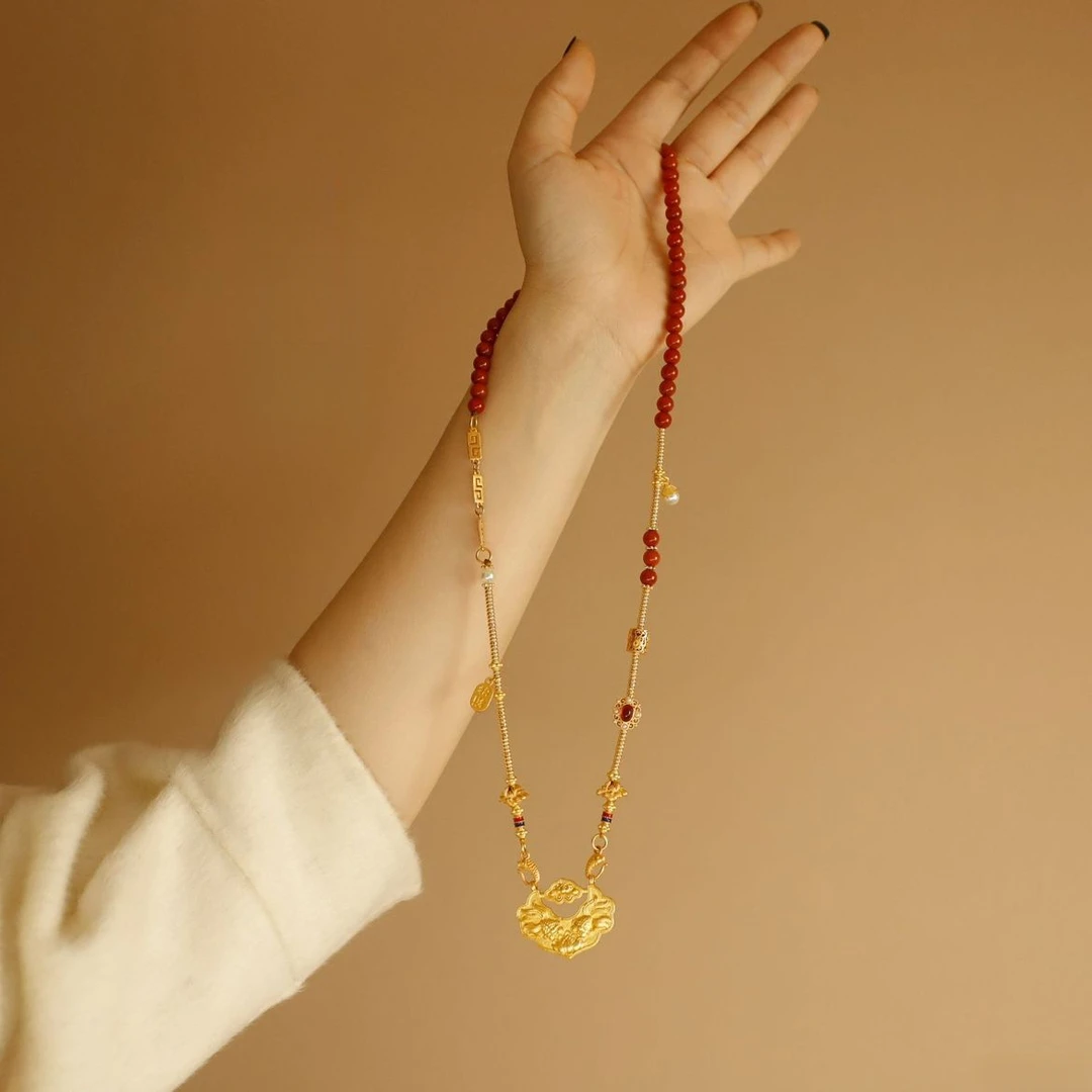 古法金色锦鲤如意锁双鱼扣项链红色串珠气质拼接毛衣链