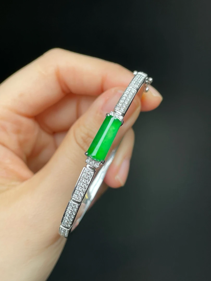 马鞍开口镯设计款阳绿翡翠手镯