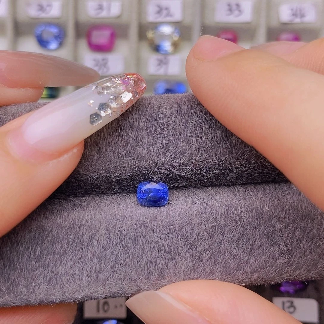 裸石蓝宝石小****CGRL皇家蓝兰卡0.83ct/0276