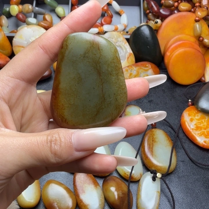 一***滑和田玉未镶嵌颈饰