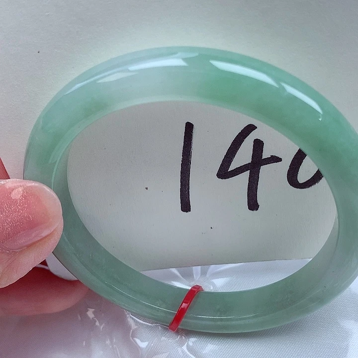 翡翠手镯未镶嵌翡翠