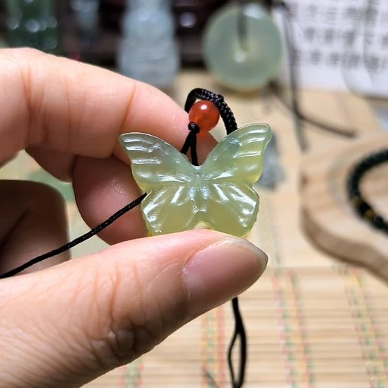 今***觉蛇纹石玉未镶嵌颈饰