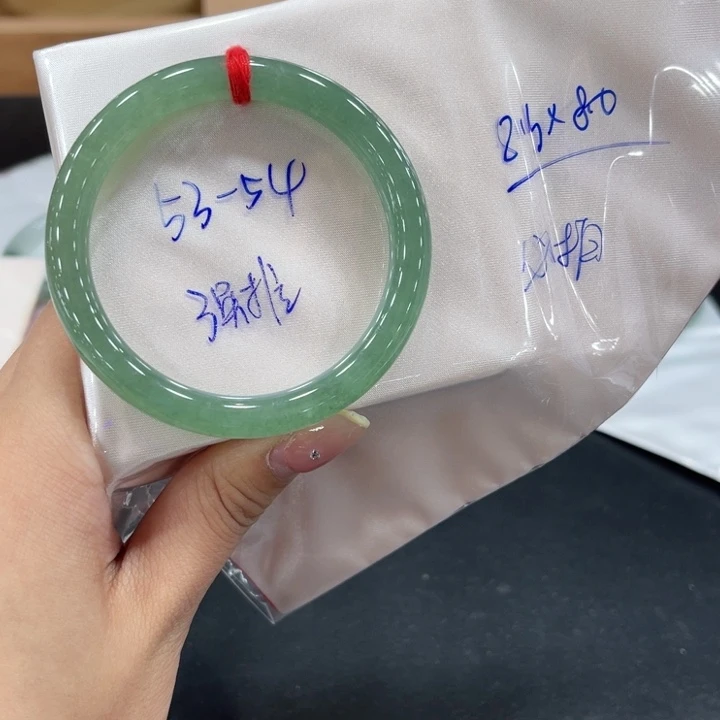 翡翠手镯未镶嵌小**乐翡翠