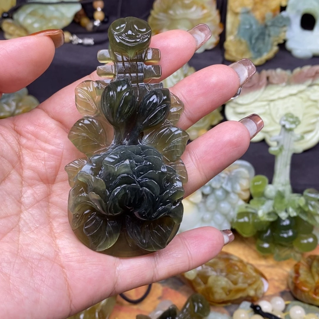 蛇纹石玉颈饰未镶嵌衣***装