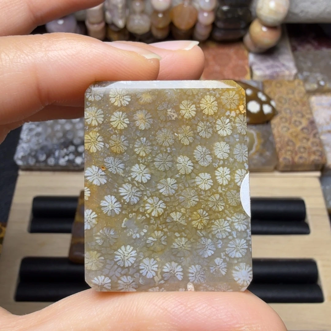 硅化玉未镶嵌手工牌，玉透立体花