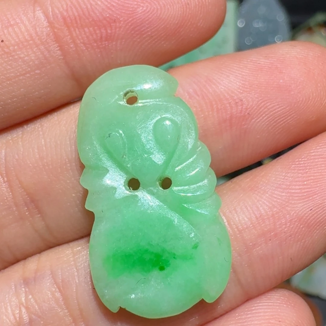 翡翠未镶嵌颈饰墨*