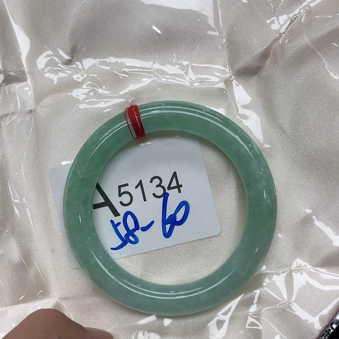 翡翠手镯未镶嵌默认瑕疵