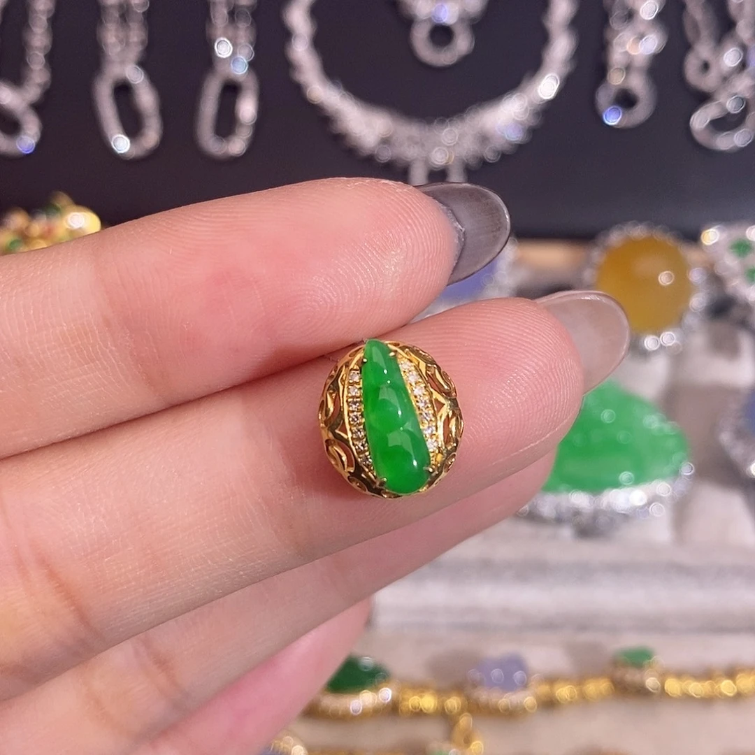 翡翠18K金镶嵌颈饰吊坠