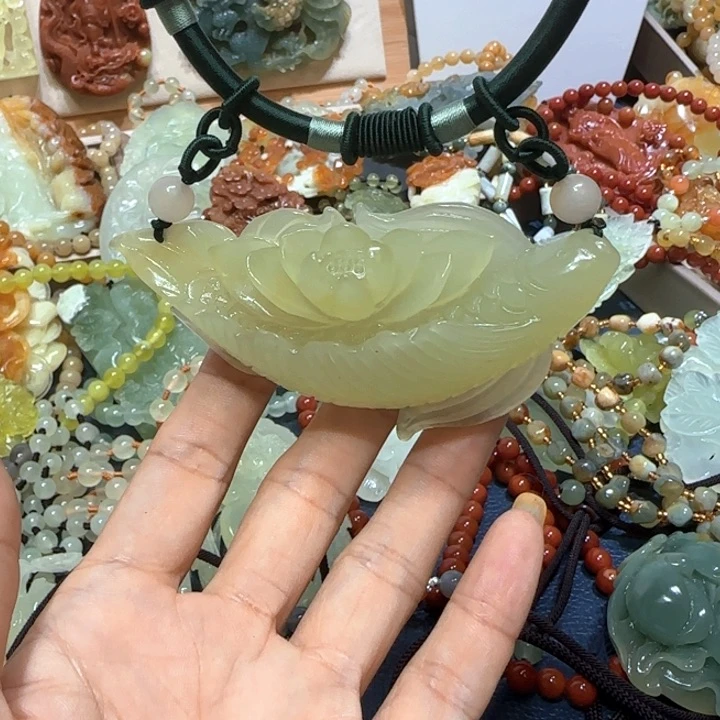 合金蛇纹石玉吊坠