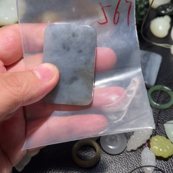 透闪石质玉未镶嵌颈饰