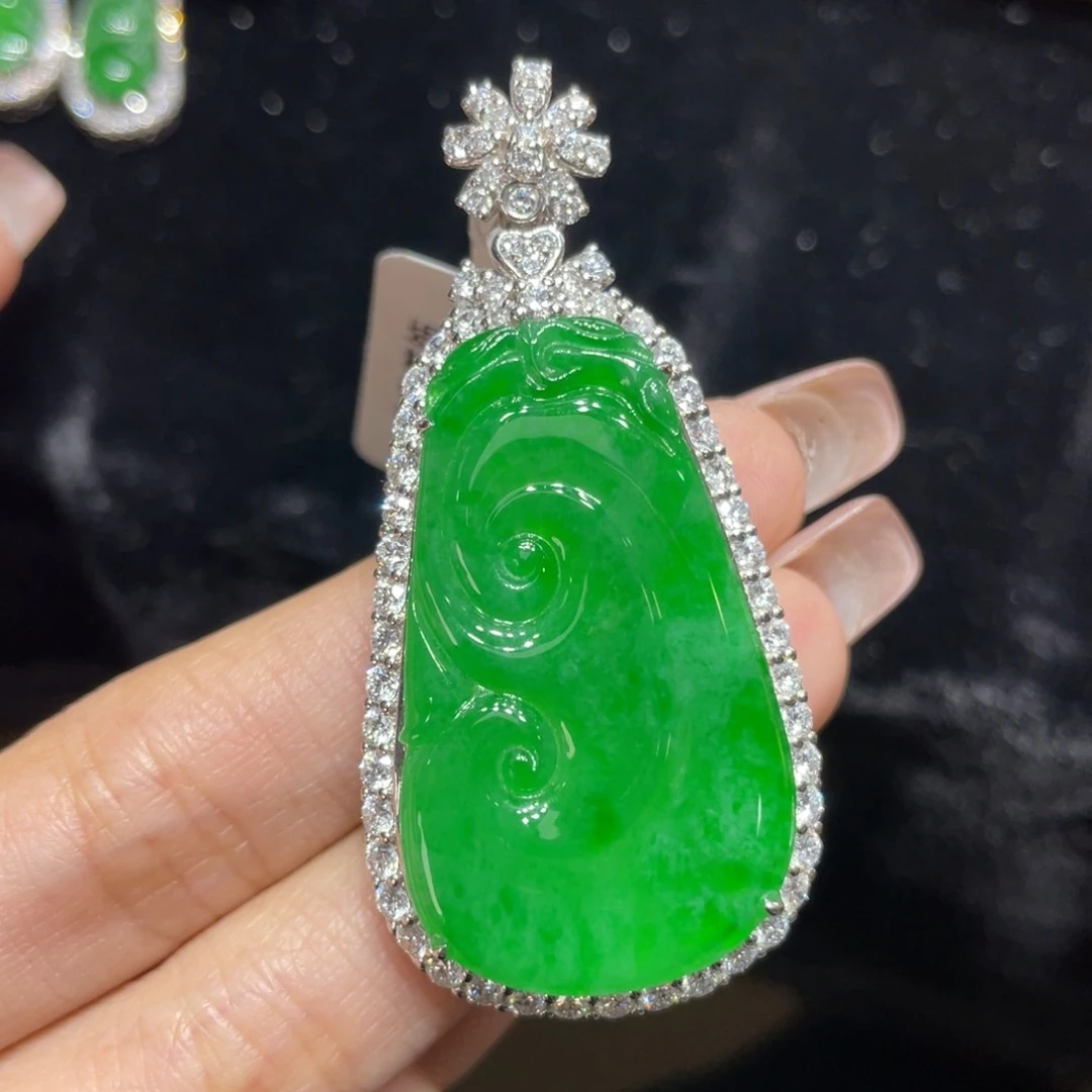 翡翠颈饰18K金镶嵌天然缅甸翡翠