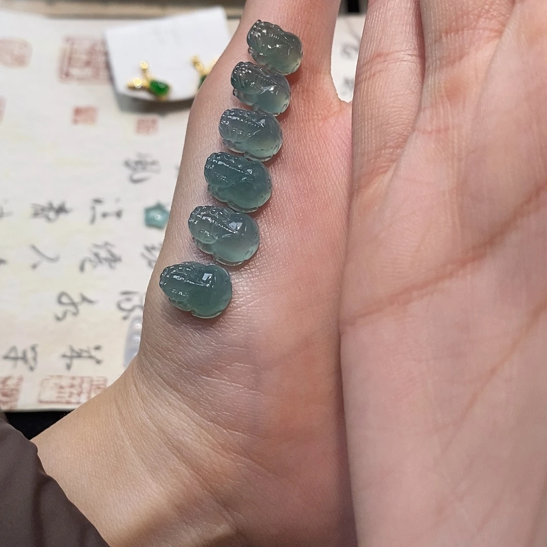 翡翠颈饰未镶嵌胡*天然翡翠