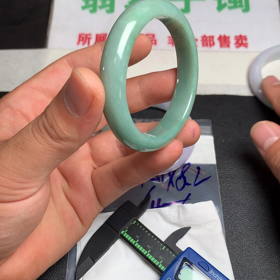 定制翡翠未镶嵌翡翠手镯