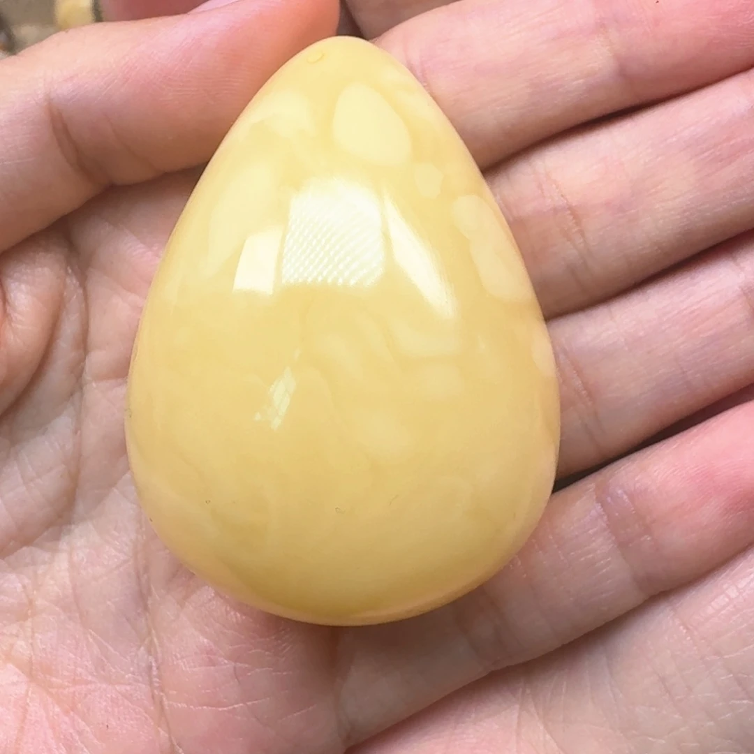 未镶嵌颈饰琥珀白蜡