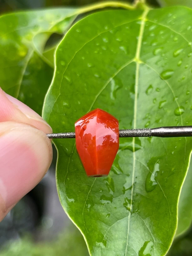 精品南红玛瑙鲨鱼背配饰三通对孔9mm高14mm厚9.8mm颜色红润