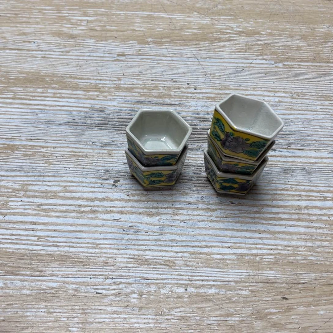 瓷片海*哥密密麻麻地排列着一个