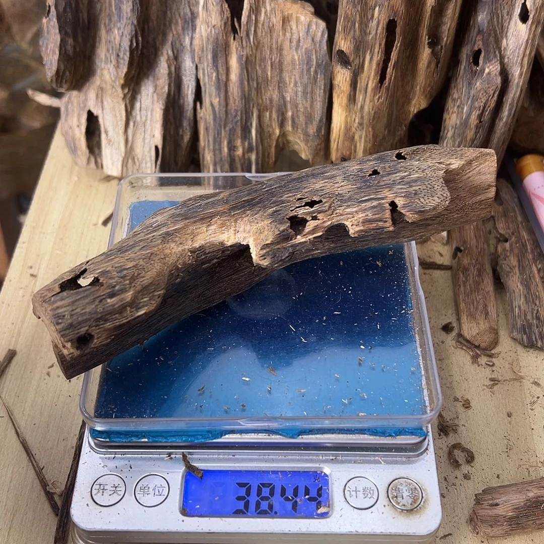 香料绿奇楠虫漏38克蓝宝石