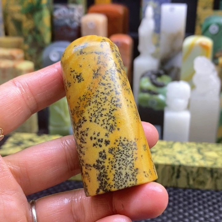 云南石兴****居青田石印章石