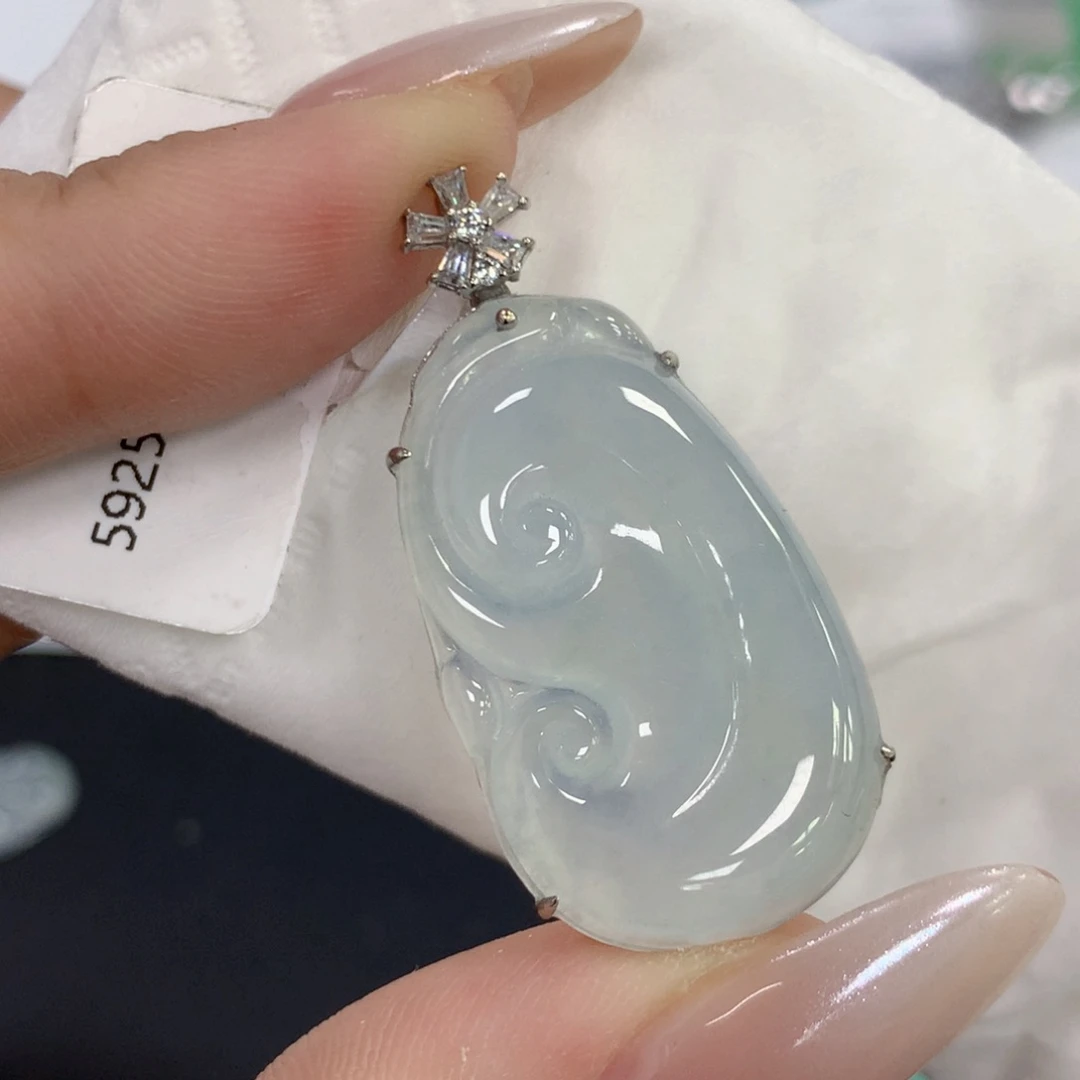 颈饰18K金镶嵌翡翠