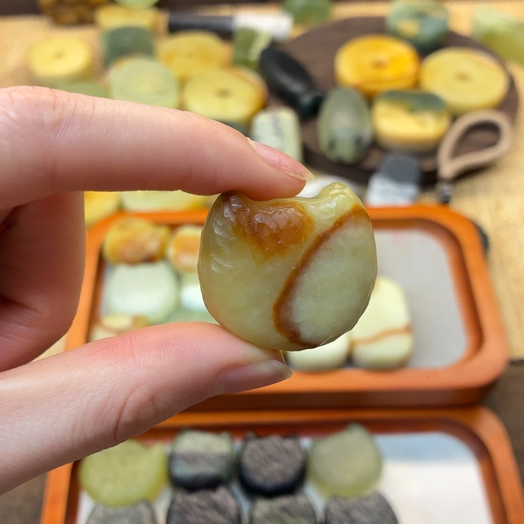 蕾***5蛇纹石玉未镶嵌颈饰