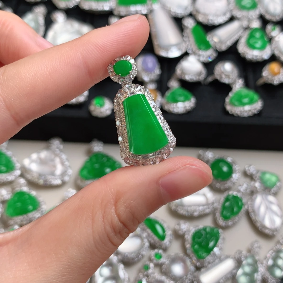 颈饰18K金镶嵌翡翠无事牌