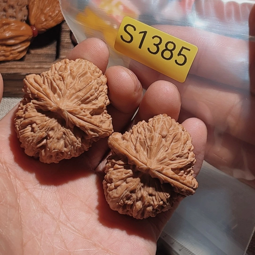 文玩核桃吊坠三角白