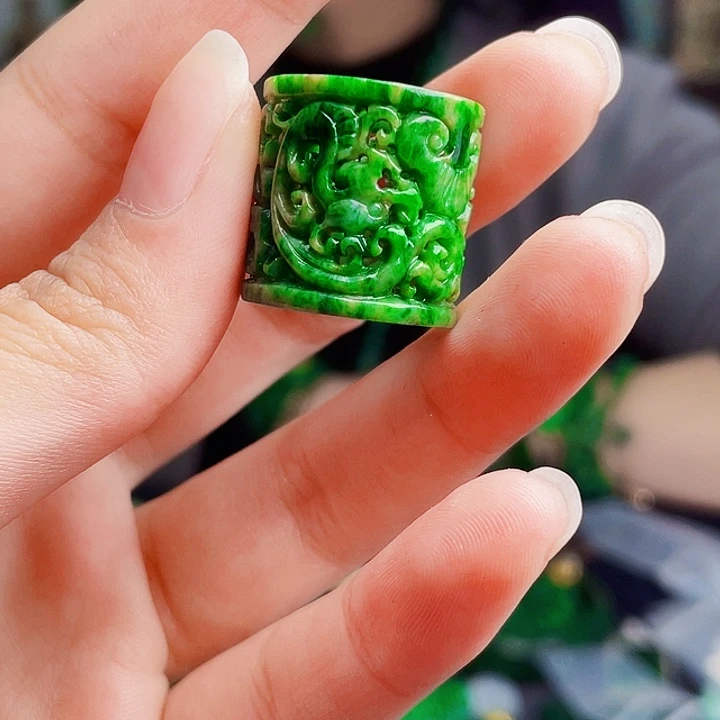 翡翠未镶嵌颈饰多样性